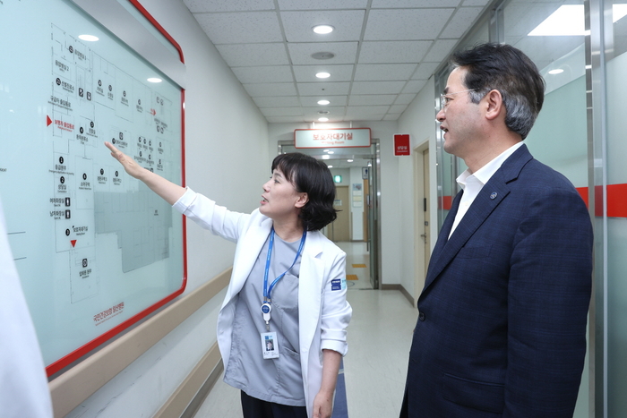 일산병원 관계자 이동환 고양특례시장(오른쪽)에게 응급의료센터 내 시설 위치도 설명
