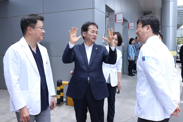 이동환 고양특례시장(가운데)-일산병원 의료진 대화