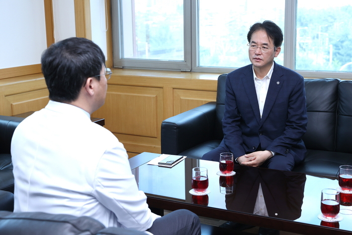 한창훈 일산병원장-이동환 고양특례시장(뒷쪽) 환담