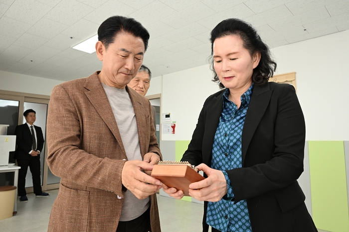 김동근 의정부시장(왼쪽) 23일 '아동돌봄 통합센터' 방문