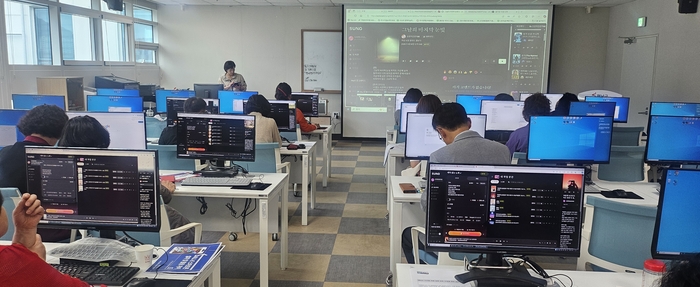 해남군'전 군민 AI 활용 능력 향상키운다 '교육 연중 운영
일반군민 및 소상공인, 농업인, 공무원 등 맞춤형 교육 과정 운영

