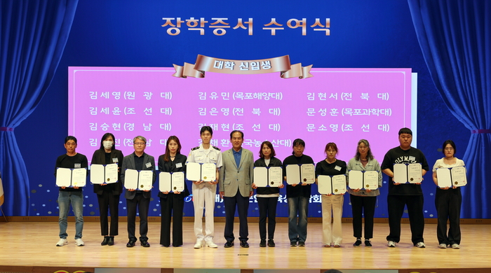 (재)진도군인재육성장학회, 2025년 상반기 장학증서 수여식 개최
대학 신입생 135명에게 1인당 입학 장학금 최대 200만 원 지원

