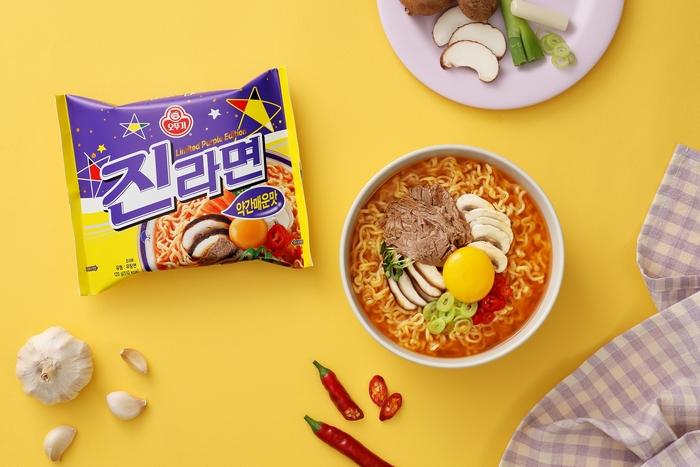 26일부터 오뚜기가 판매를 시작한 한정판 '진라면 약간매운맛'. 사진=오뚜기