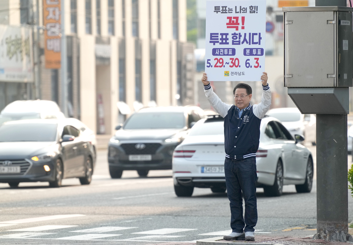 김영록 전남지사, 순천·목포·나주 등 투표 참여 1인 캠페인 진행