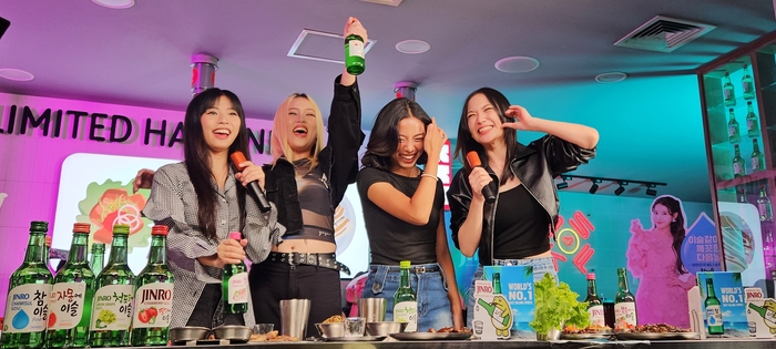 지난 22일 마닐라 말라테 한국식 무한리필 바비큐 프랜차이즈 '삽겹살라맛'에서 진행된 진로라이브에 출연한 필리핀 현지 걸그룹 YGIG. 사진=하이트