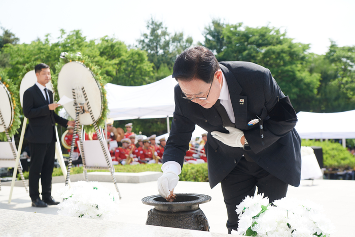 강수현 양주시장 6일 제70회 현충일 추념식 분향