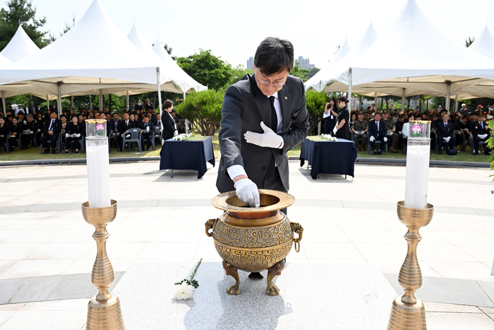이민근 안산시장 6일 제70회 현충일 추념식 분향
