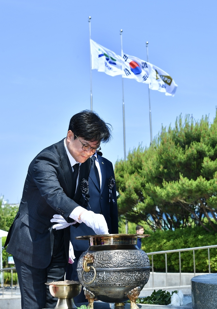 김병수 김포시장 6일 제70회 현충일 추념식 분향