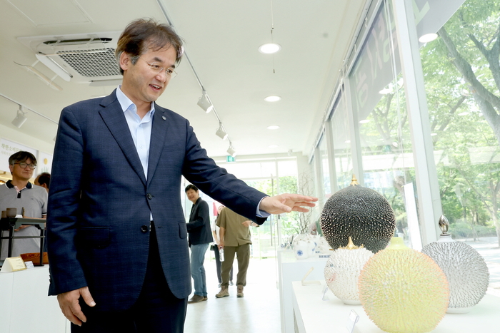 이동환 고양특례시장 '2025년 고양시 공예품 전시회' 방문