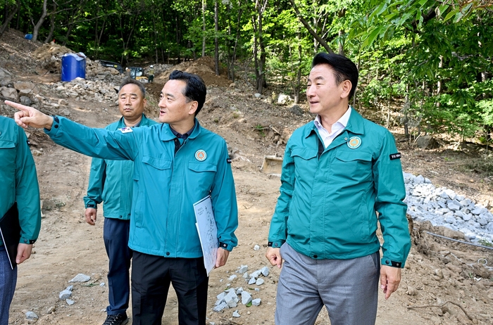 김동근 의정부시장(오른쪽) 4일 집중호우 대비 가능동 산42-1 일대 점검