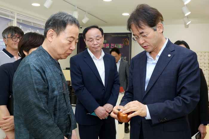 이동환 고양특례시장(오른쪽) '2025년 고양시 공예품 전시회' 방문