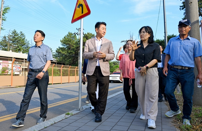 김동근 의정부시장(왼쪽 두번째) 9일 주민과 CRC 통과도로 전 구간(1km) 걸으며 CRC 과거와 미래 계획 공유