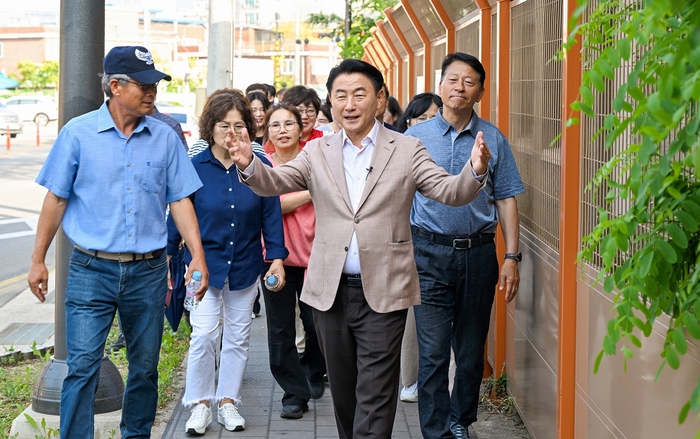 김동근 의정부시장(왼쪽 두번째) 9일 주민과 CRC 통과도로 전 구간(1km) 걸으며 CRC 과거와 미래 계획 공유