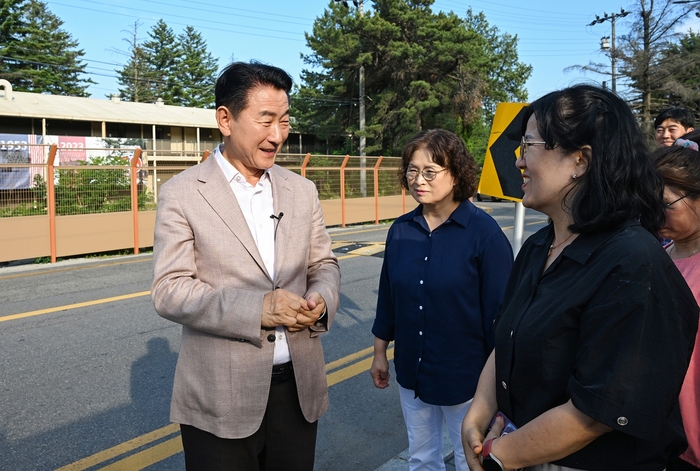 김동근 의정부시장(왼쪽) 9일 주민과 CRC 통과도로 전 구간(1km) 걸으며 CRC 과거와 미래 계획 공유