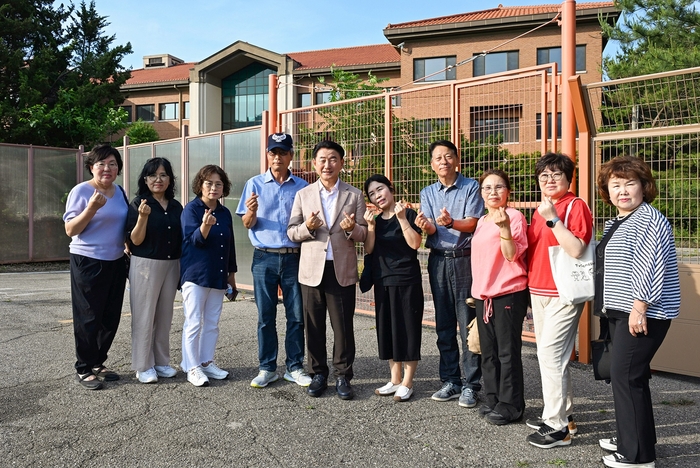 김동근 의정부시장(왼쪽 다섯번째) 9일 주민과 CRC 통과도로 전 구간(1km) 걸으며 CRC 과거와 미래 계획 공유