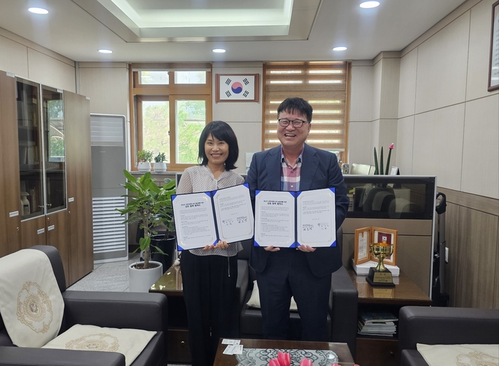염일열 양주시사회적경제지원센터장-이정 옥정중학교 교장(왼쪽)