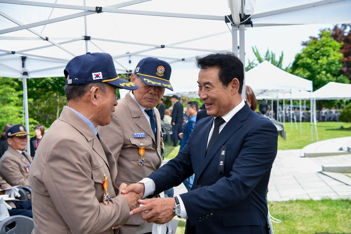 백영현 포천시장(우) 2025년 현충일 추념식 참석