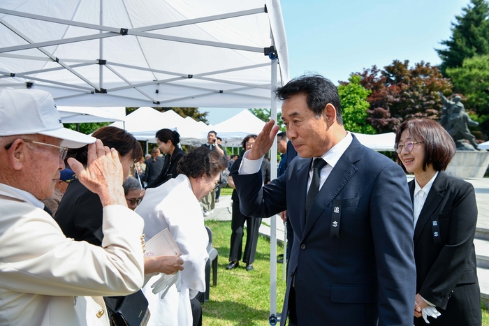 백영현 포천시장(우) 2025년 현충일 추념식 참석