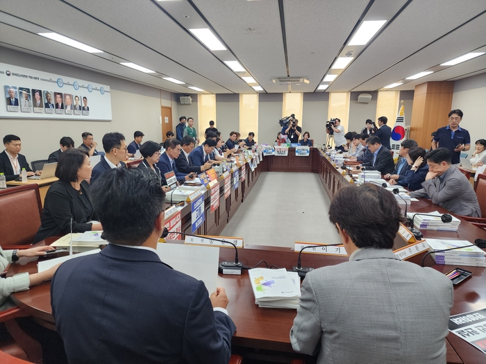 26일 오후 정부세종청사 최저임금위원회 회의실에서 열린 제7차 전원회의