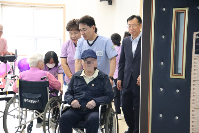 보훈요양원서 '일일 요양보호사' 체험