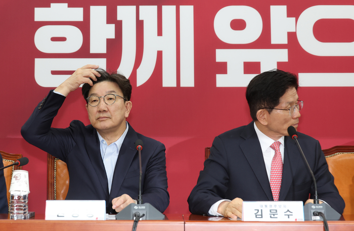 나란히 앉은 김문수와 권성동