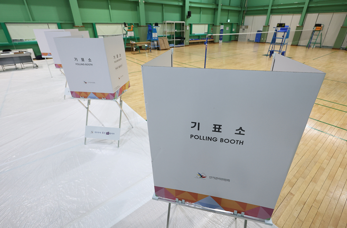 배드민턴장에 설치된 투표소