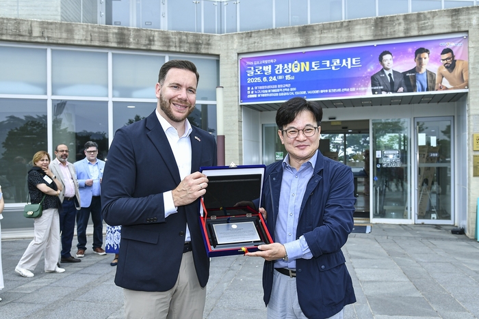 김병수 김포시장(우) 6월27일 주한대사들과 애기봉평화생태공원에서 국제교류에 대해 논의