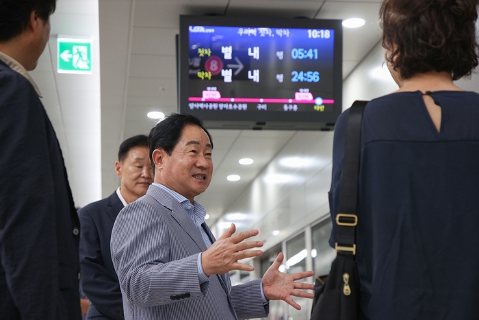 주광덕 남양주시장이 2024년 8월 별내선 개통 후 다산역에서 시민을 만나 애로사항에 대해 청취하고 있다