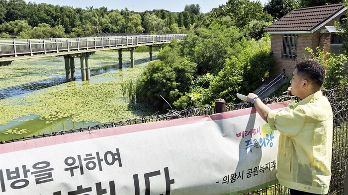 한채훈 의왕시의회 의원 11일 의왕시 왕송호수 녹조 발생 현장 점검