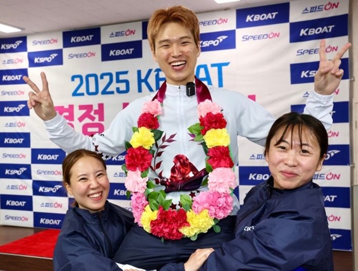 16일 2025 KBOAT 경정 신예왕전 함께 출전한 임혜란(좌)-이현지(우) 경정선수가 임건 우승자 축하