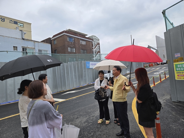 안성환 광명시의회 의원 16일 광명남초 후문통학로에서 학부모, 학교 관계자, 광명시 관계자, 공사 현장소장, 안전보안관 현장 회의 진행