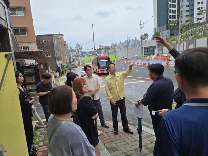 안성환 광명시의회 의원 16일 광명남초 후문통학로에서 학부모, 학교 관계자, 광명시 관계자, 공사 현장소장, 안전보안관 현장 회의 진행