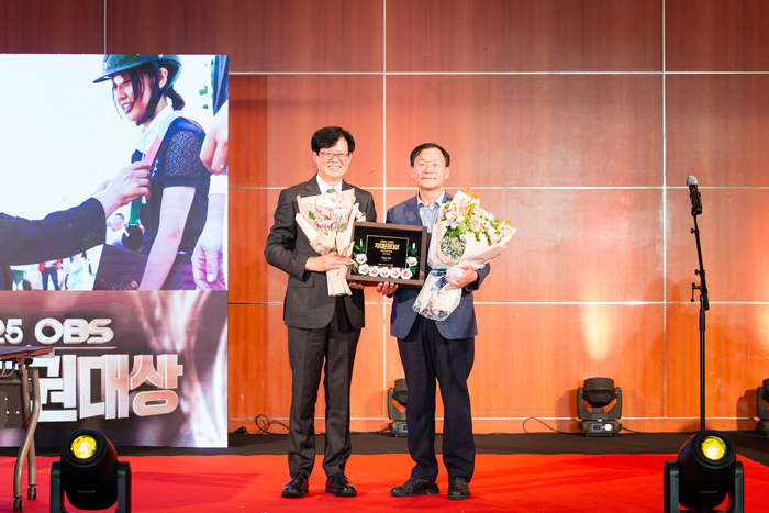 박태순 안산시의회 의장(우) 17일 '2025년 OBS 자치분권대상' 수상