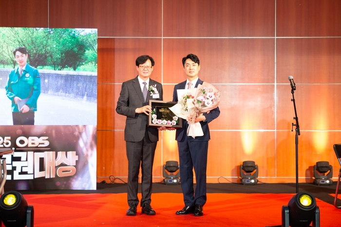 권영기 동두천시의회 의원(우) 17일 '2025 OBS 자치분권대상' 기초의정 부문 대상 수상