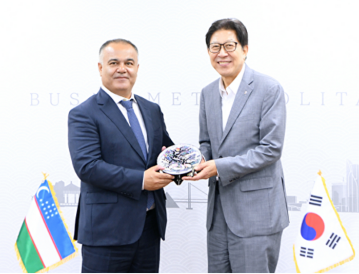 박형준 부산시장은 21일 부산시청 국제의전실에서 아디즈 보보예프(Adiz BOBOEV) 우즈베키스탄 사마르칸트 주지사를 만나 부산과 사마르칸트 주(州) 간 우