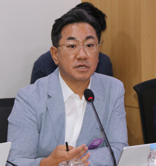 신정훈 한전 전력연구원 전력계통연구소장이 '새정부, 재생에너지 보급 확대를 위한 에너지정책 거버넌스 방향성 세미나' 토론에 참석, 발언하고