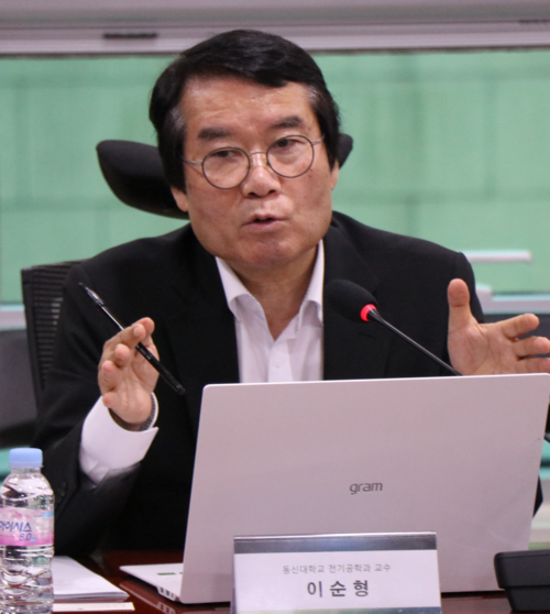 이순형  동신대학교 전기공학과 교수가 '새정부, 재생에너지 보급 확대를 위한 에너지정책 거버넌스 방향성 세미나' 토론에 참석, 발언하고 있다.