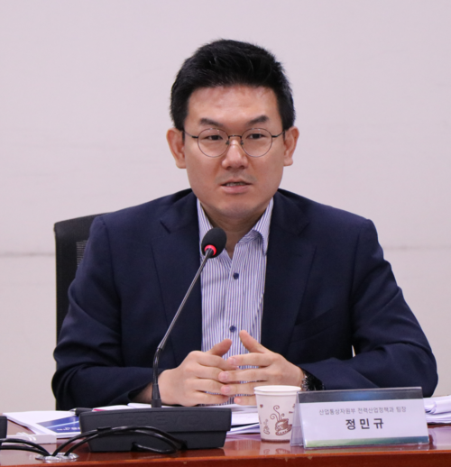 정민규 산업부 전력산업정책과 팀장이 '새정부, 재생에너지 보급 확대를 위한 에너지정책 거버넌스 방향성 세미나' 토론에 참석, 발언하고 있다. 사