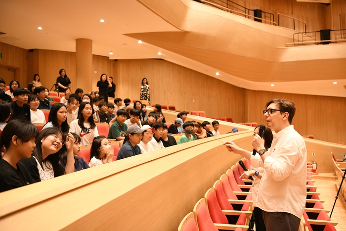 부천 부명초 학생들 오픈 리허설 종료 후 아드리앙 페뤼숑 지휘자와 간담