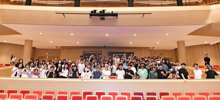 부천 부명초 학생들 오픈 리허설 종료 후 아드리앙 페뤼숑 지휘자와 간담