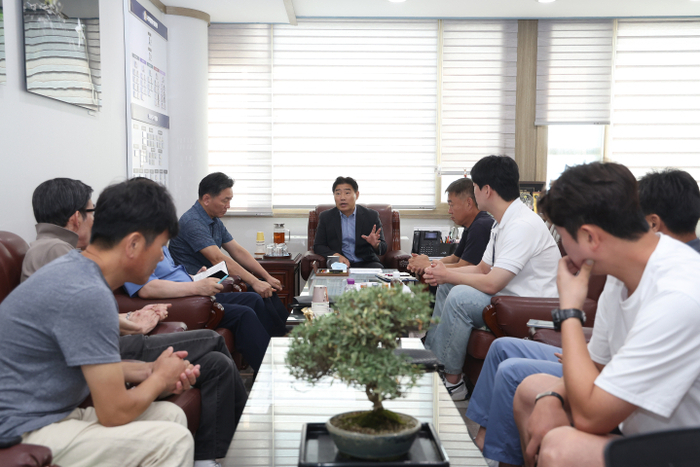 김운남 고양특례시의회 의장(가운데) 대화배드민턴장 이용 중단 해법 모색