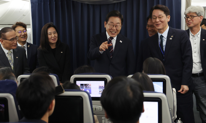 이재명 대통령, G7 귀국길 1호기 기자간담회