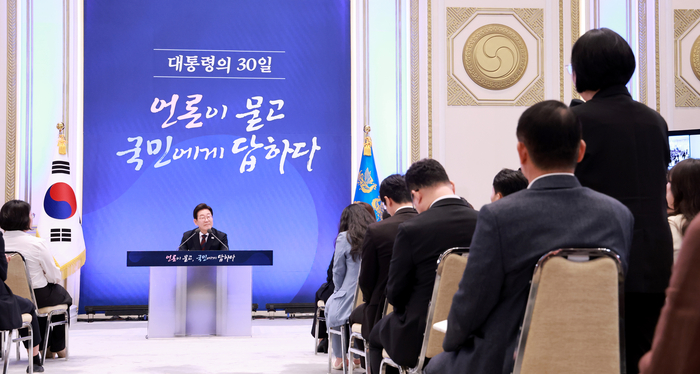 취재진 질문 받는 이재명 대통령
