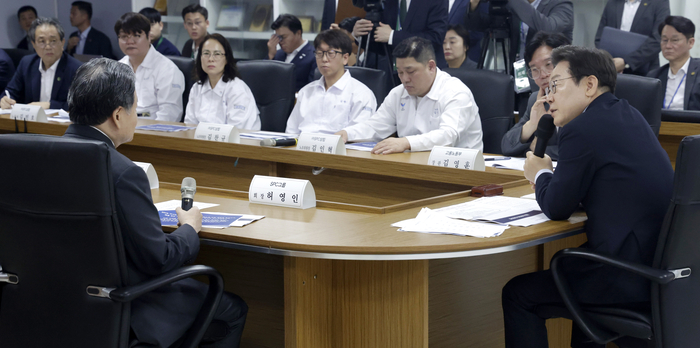 근로자 노동 환경 질문하는 이재명 대통령