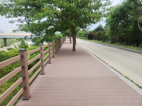 구리시 왕숙천 제방 내 관망 산책로(데크) 준공