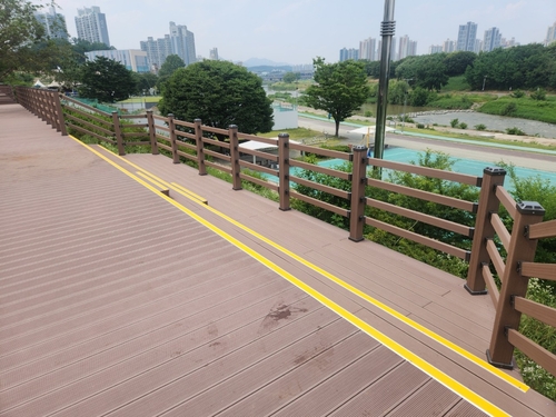 구리시 왕숙천 제방 내 관망 산책로(데크) 준공
