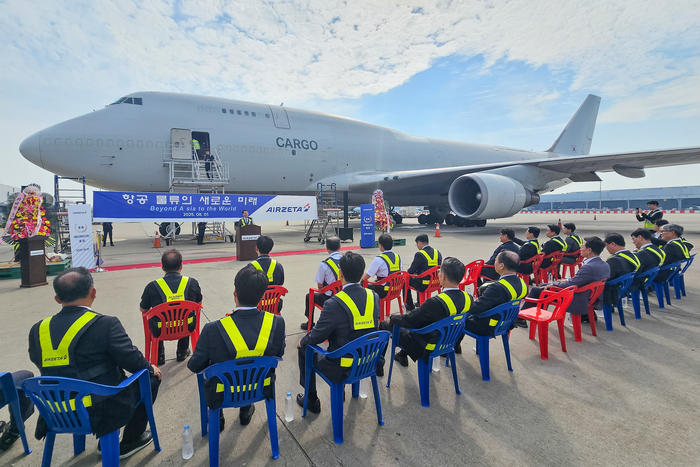 1일 인천공항 화물기 주기장에서 첫 미주행 화물기편 출항을 기념하는 행사에 앞서 김관식 에어제타 대표이사가 기념사를 전하고 있다. 사진=에어제타