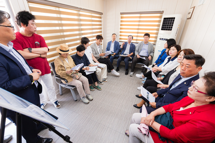 안산시의회 의원들 1일 안산 대부도 방아머리 선착장에서 간담회 개최