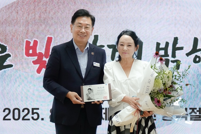 전진선 양평군수-국악인 김영임(우)