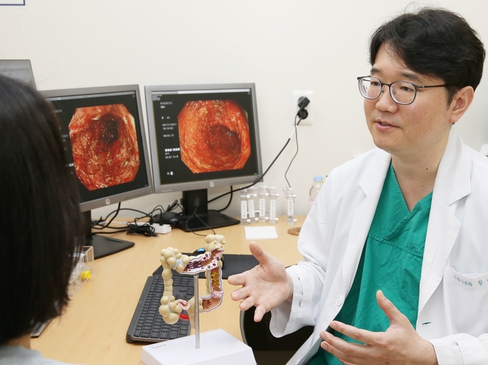 서울아산병원 소화기내과 황성욱 교수가 염증성 장질환 환자를 진료하고 있다. 사진=서울아산병원